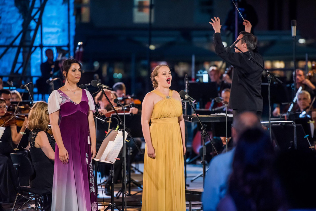Nastupom simfonijskog orkestra HRT-a i zadarske sopranistice Nele Saric na Forumu, svecano je otvoreno 60. jubilarno izdanje kulturne manifestacije Glazbene veceri u sv. Donatu.