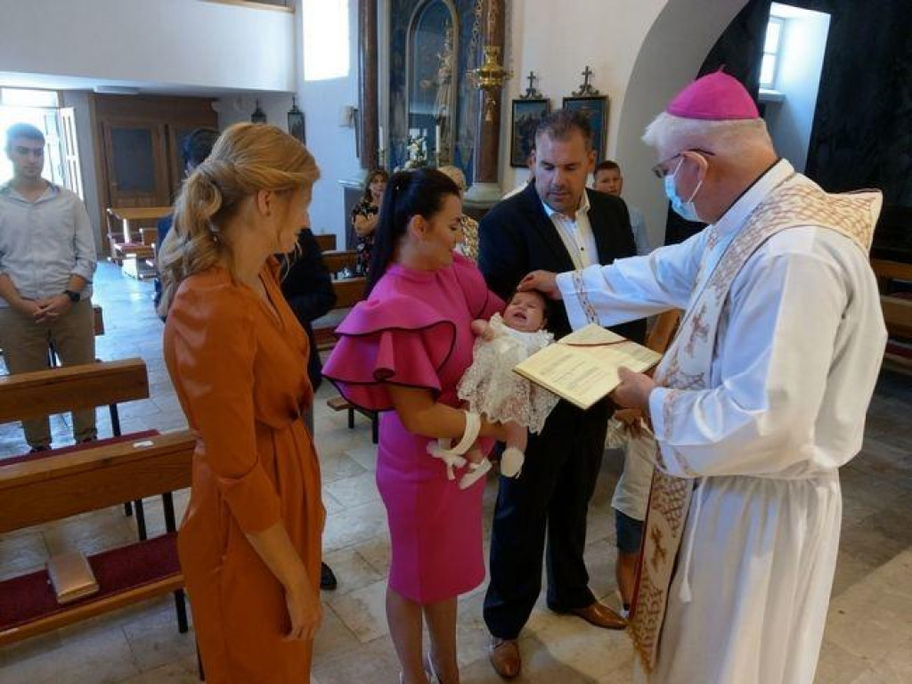 Biskup Uzinić krstio peto dijete u obitelji Adolfa i Ive Grbić