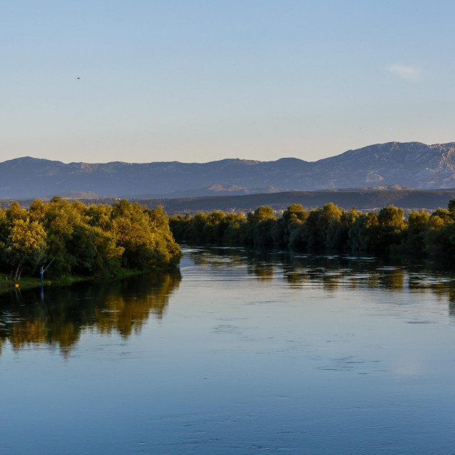 Potrebno je izraditi minimalno pet alternativnih pravaca dovoda vode s Cetine 