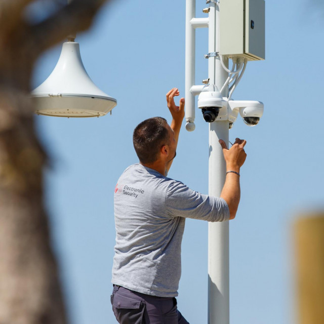 Zaposlenik Electronic Securityja postavlja kamere na javnim površinama