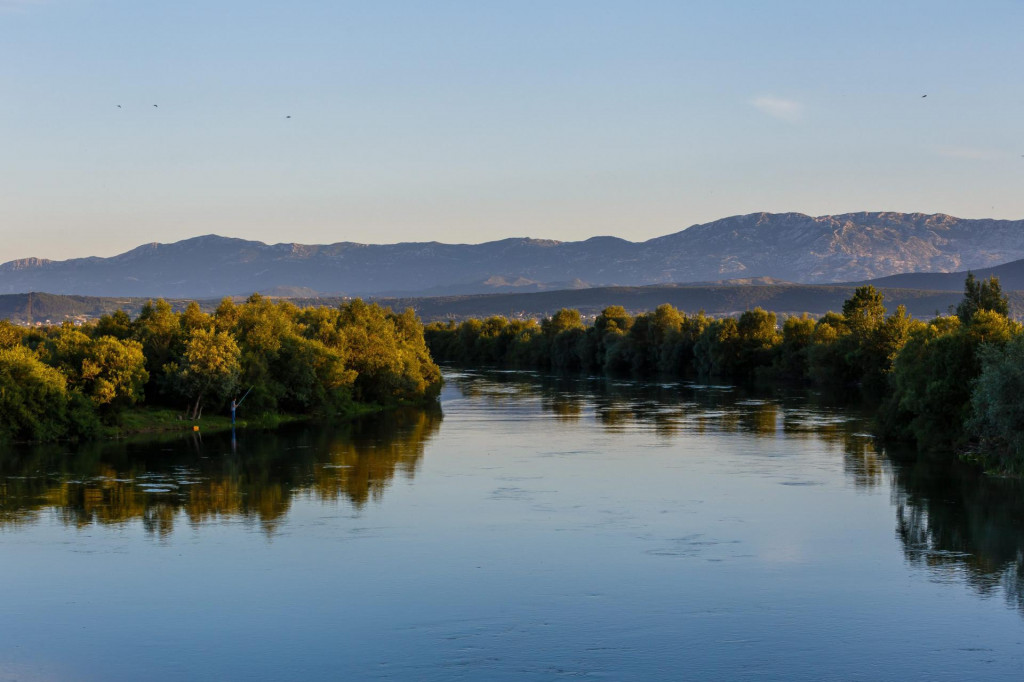 Potrebno je izraditi minimalno pet alternativnih pravaca dovoda vode s Cetine 