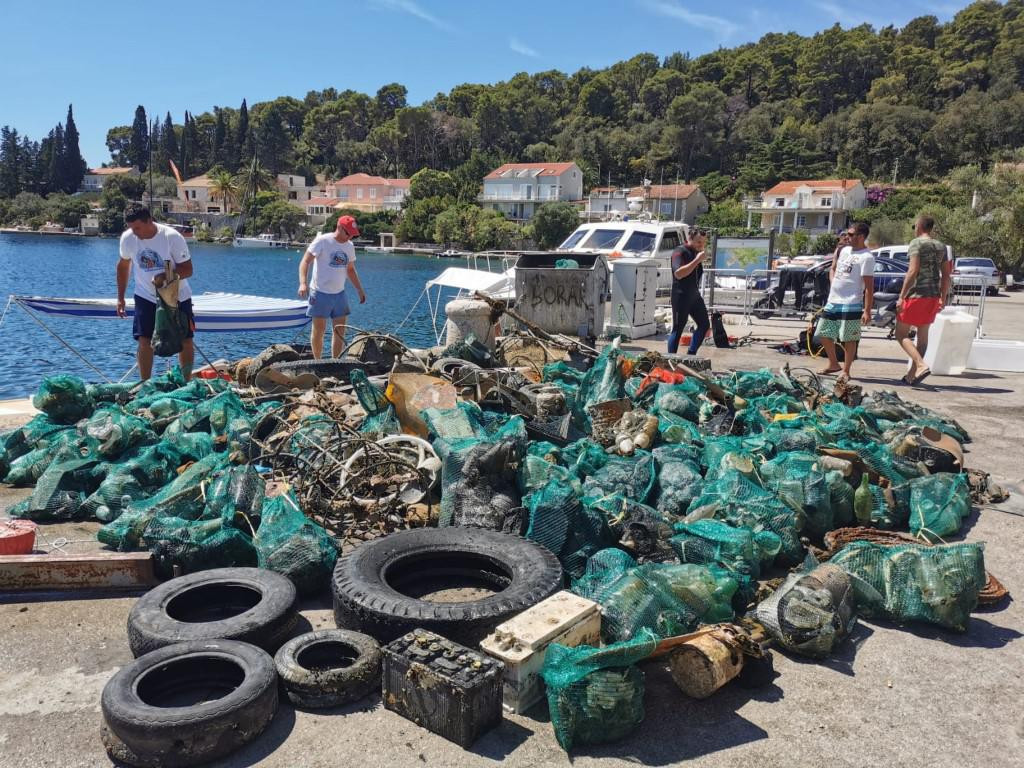 Iz Jadranskog podmorja za vikend izvađeno 70 kubika otpada!