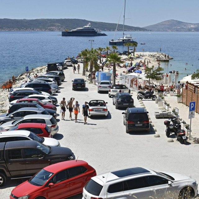 Kad se napuni parkiralište na plaži, nastaju problemi