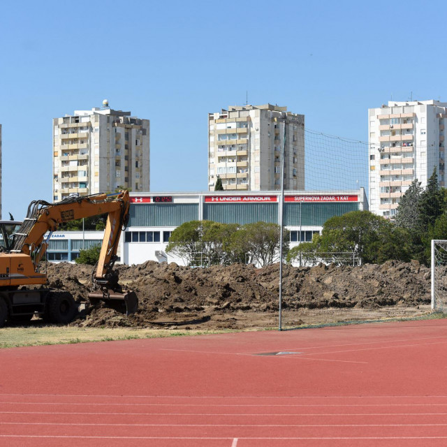 Na SC Višnjik počeli su radovi na zamjeni prirodnoga travnjaka umjetnim na nogometnom igralištu sportskog centra&lt;br /&gt;
 