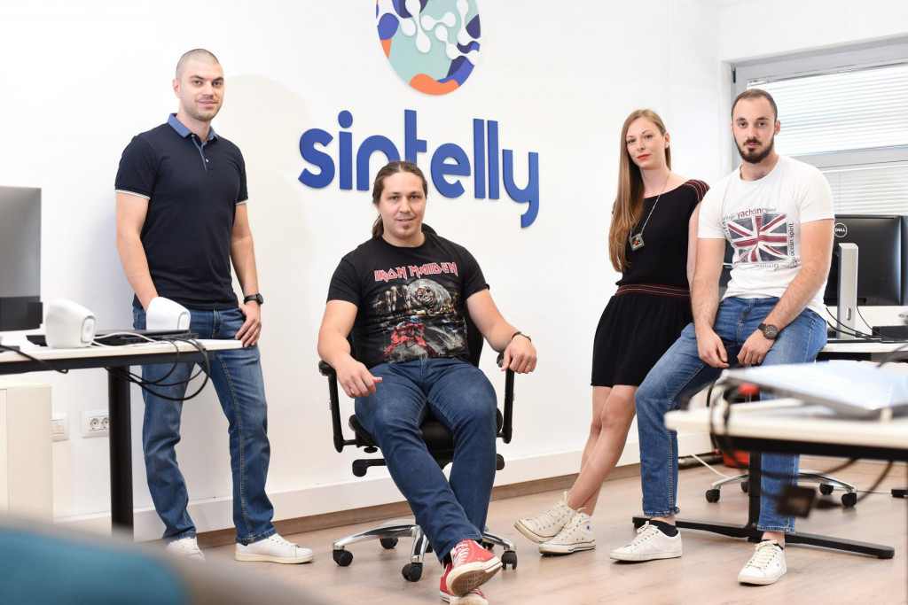 Zaposlenici IT tvrtke Sintelly, koji su napravili aplikaciju Sintelly.&lt;br /&gt;
Na fotografiji: Ive Botunac, Marin Babajko, Viktorija Vegar Kosuta i Mateo Bukva.&lt;br /&gt;
 