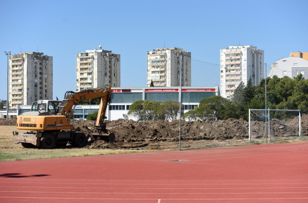 Na SC Višnjik počeli su radovi na zamjeni prirodnoga travnjaka umjetnim na nogometnom igralištu sportskog centra&lt;br /&gt;
 