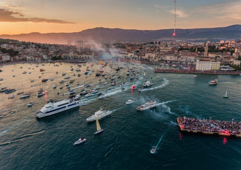 Pogled iz zraka na posljednji ispracaj Olivera Dragojevica iz Splita prema Veloj Luci&lt;br /&gt;
 