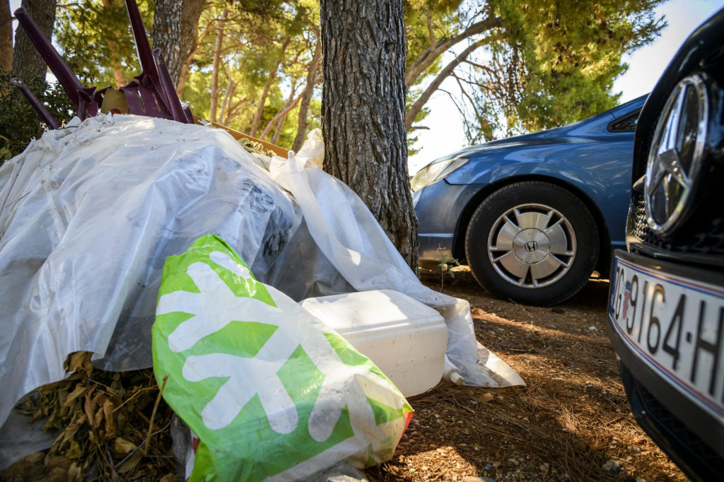 Odbaceni otpad u borovoj sumi na parkingu u gradskoj cetvrti Jadrija&lt;br /&gt;
 