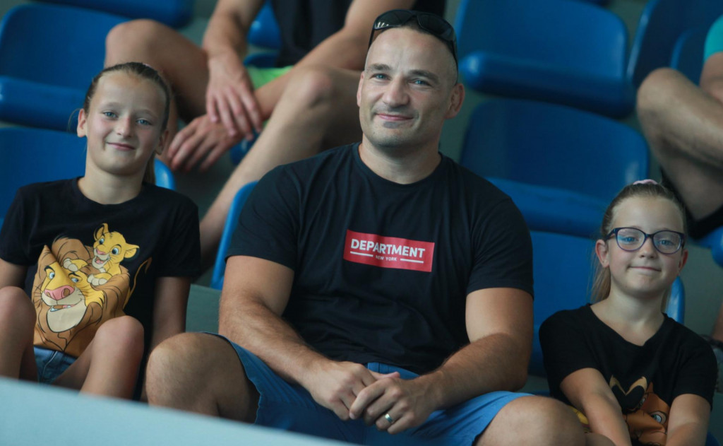 Sportska familja - plivačice, sestre Perak, Mia i Lea sa svojim tatom Kristijanom, uspješnim dubrovačkim MMA borcem foto: Tonči Vlašić