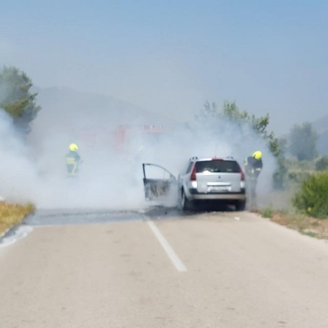 U Pločicama je došlo do zapaljenja osobnog vozila zagrebačkih registarskih oznaka