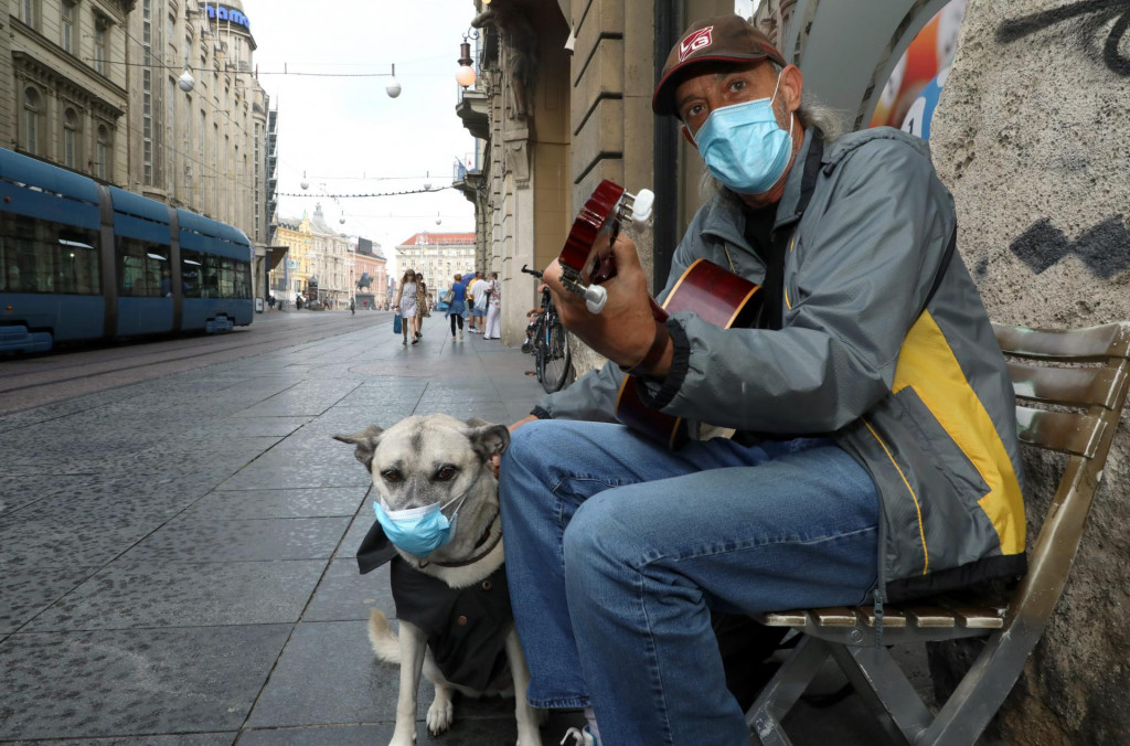 Zagreb, 030820.&lt;br /&gt;
Ilica.&lt;br /&gt;
Ulicni svirac Roberto i njegov pas Rea sa zastitnim maskama zabavljaju prolaznike.&lt;br /&gt;