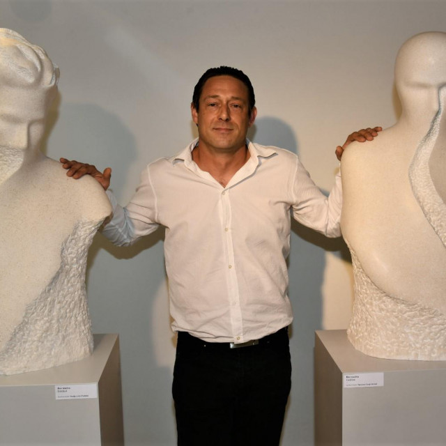 Lovre Jakšić među svojim skulpturama foto