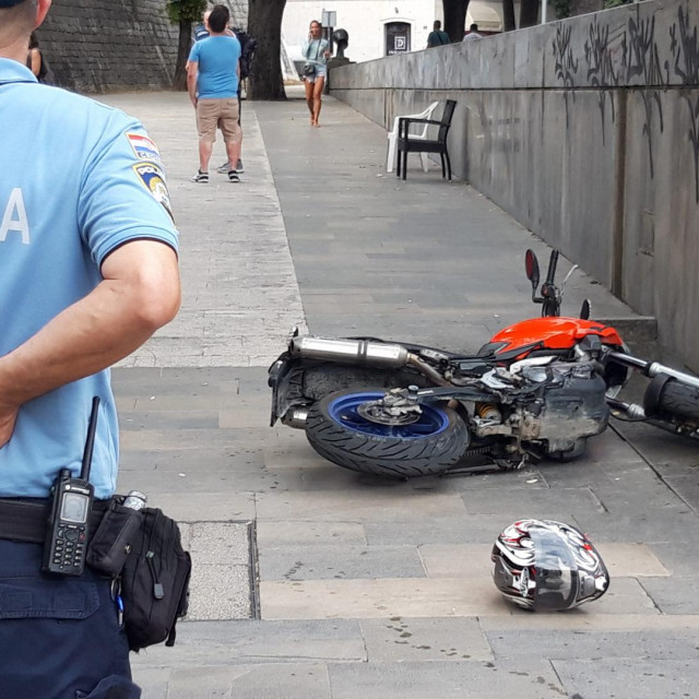 Split, 060820.&lt;br /&gt;
Nakon policijske potjere oboren motocikl u Ulici kralja Tomislava, a bjegunci uhvaceni.&lt;br /&gt;