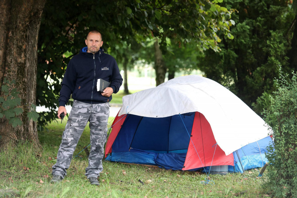 Roberto Maleš kampirao je ispred Opće županijske bolnice Pakrac i bolnice hrvatskih veterana