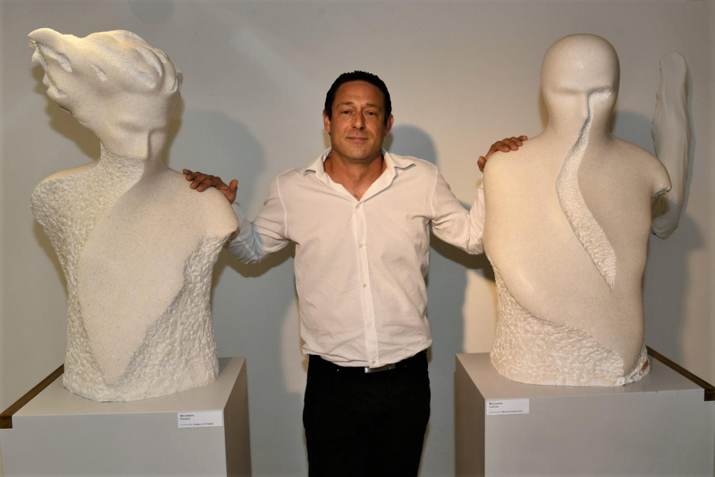 Lovre Jakšić među svojim skulpturama foto