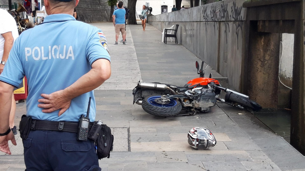 Split, 060820.&lt;br /&gt;
Nakon policijske potjere oboren motocikl u Ulici kralja Tomislava, a bjegunci uhvaceni.&lt;br /&gt;