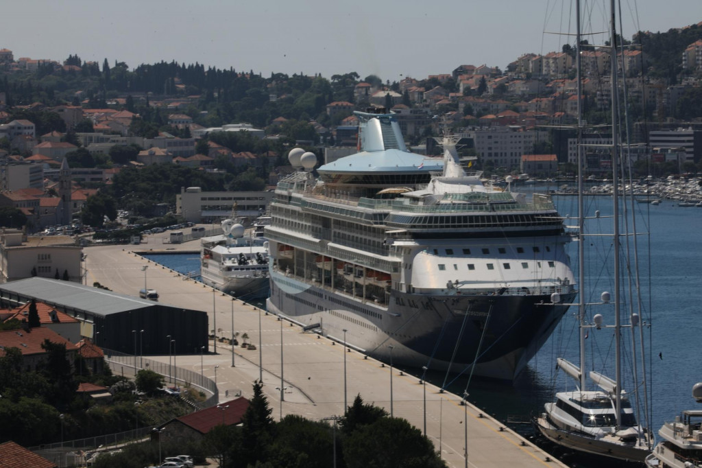 Kruzer Marella Discovery 2 tvrtke TUI Cruise uplovio je danas u grušku luku i biti će, prema najavama, u Dubrovniku do travnja 2021. godine