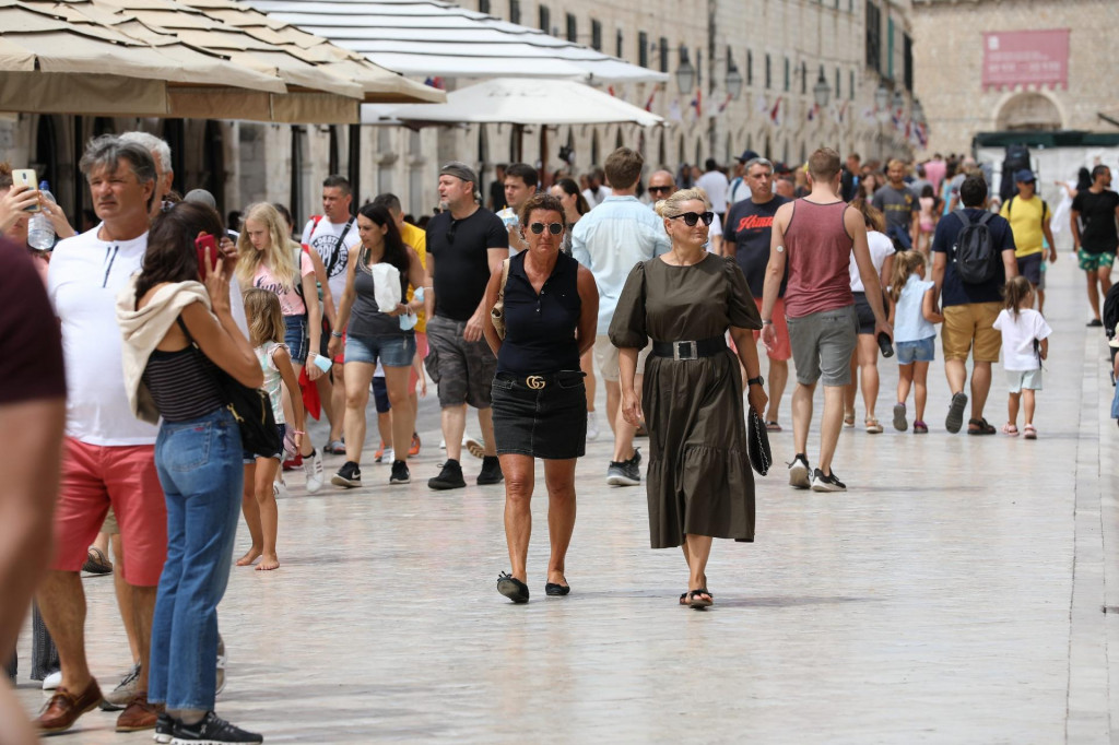 Dubrovnik, 050820. Neradni dan su mnogi gradjani i turisti iskoristili za setnju i fotografiranje na Stradunu.&lt;br /&gt;