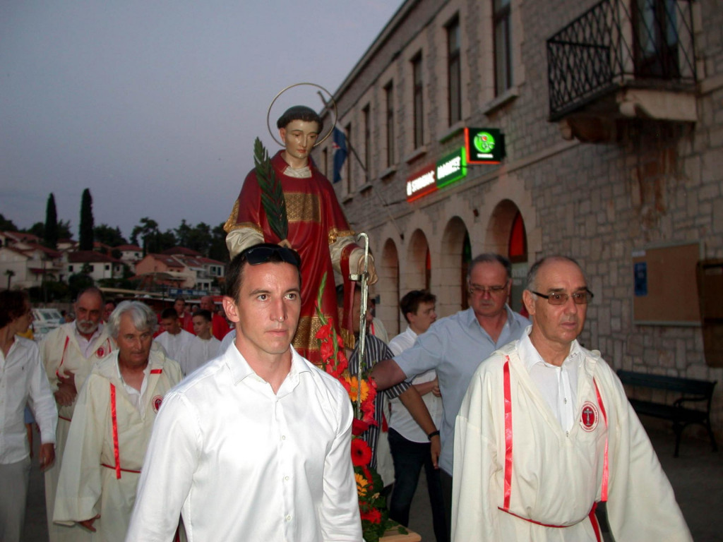 U procesiji su kip sv. Lovre nosili bratimi Čudotvornog sv. Križa iz Vrboske