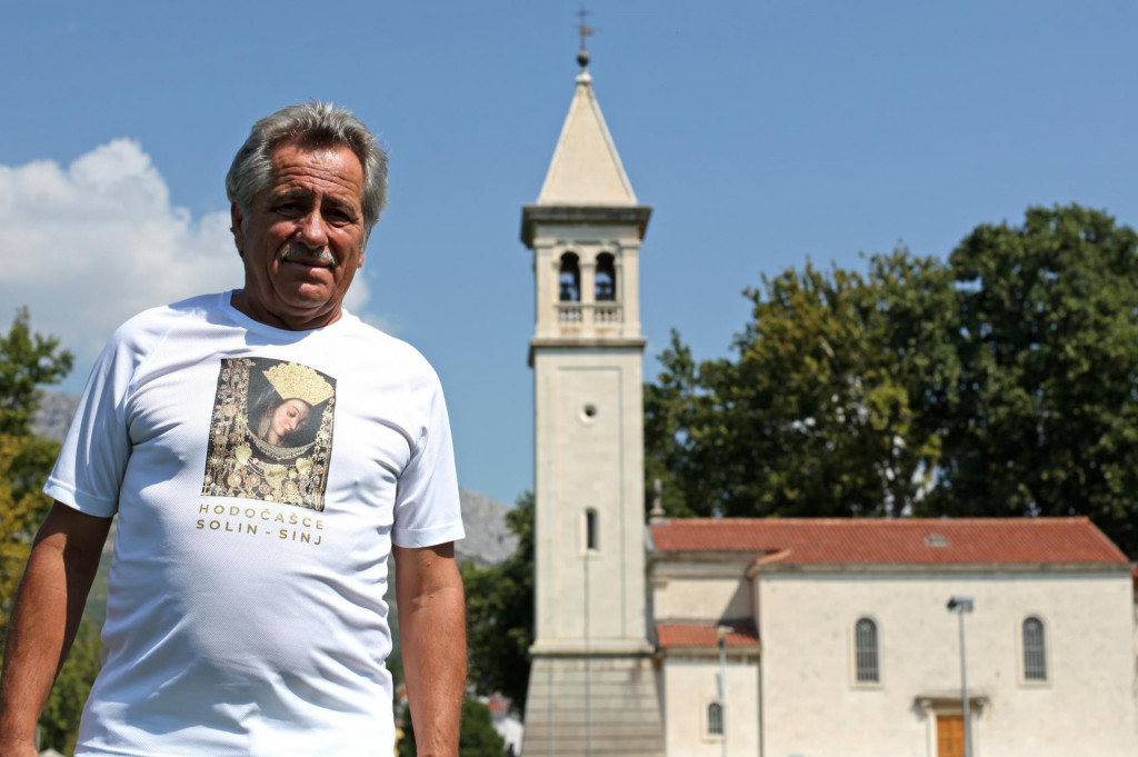 Maratonac Jakov Teklić na Gospinu otoku ususret hodočašću Gospi Sinjskoj u majici posebno izrađenoj za ovu prigodu