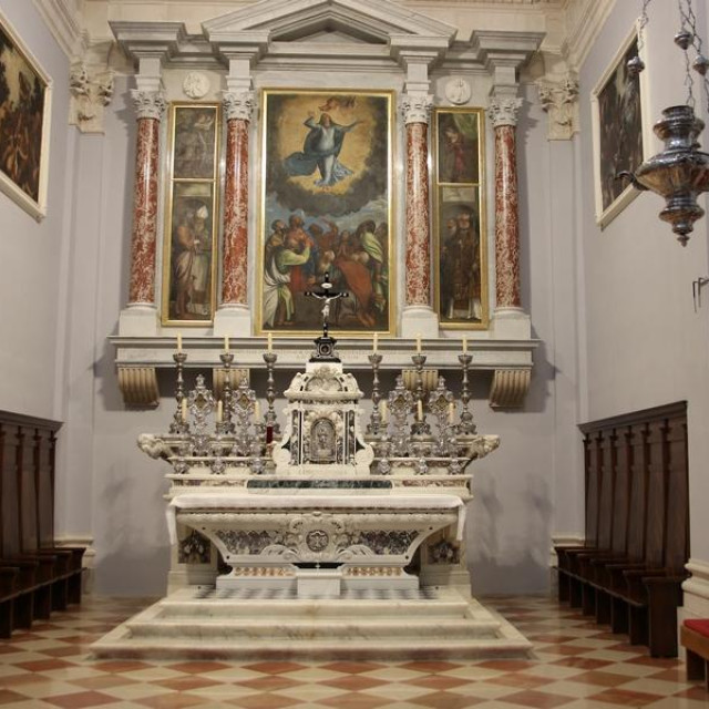 Dubrovačka katedrala posvećena je Uznesenju Blažene Djevice Marije na nebo (Velika Gospa) i sjedište je Dubrovačke biskupije
