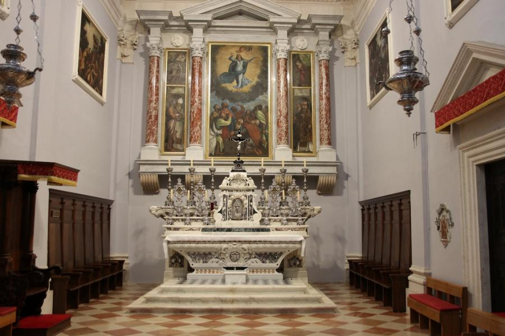 Dubrovačka katedrala posvećena je Uznesenju Blažene Djevice Marije na nebo (Velika Gospa) i sjedište je Dubrovačke biskupije
