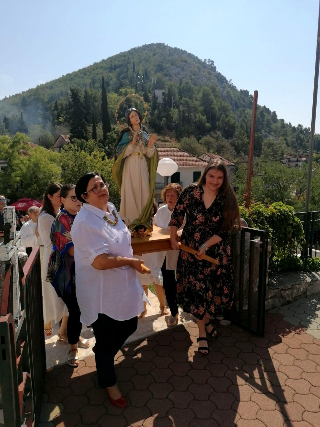 Medicinarke su nosile Gospin kip u Velikom Prologu