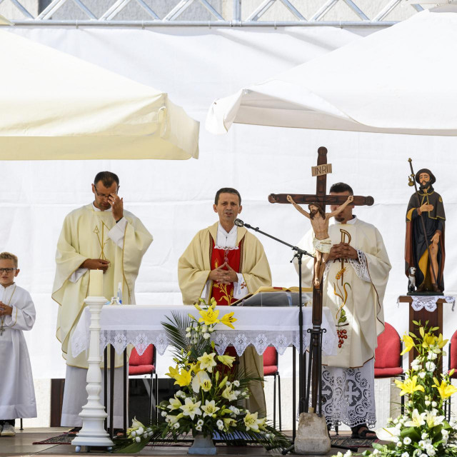Na trgu Poljana održana je misa povodom svetog Roka, zaštitnika Drniša