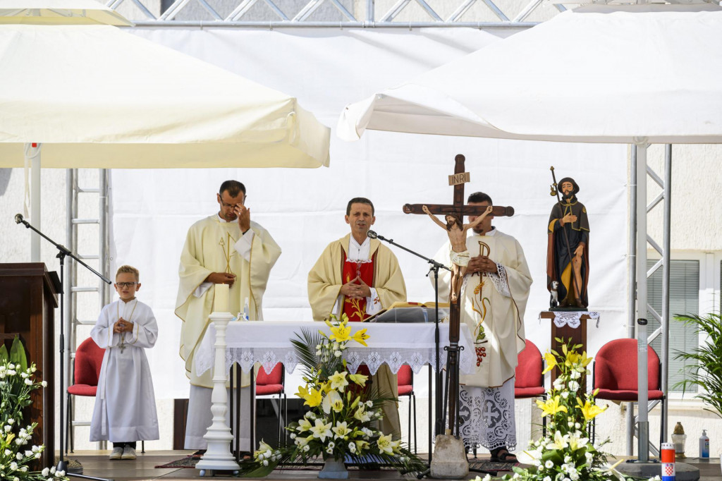 Na trgu Poljana održana je misa povodom svetog Roka, zaštitnika Drniša