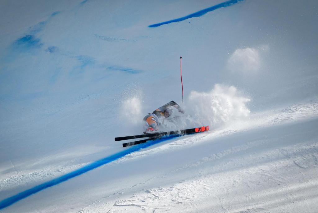 TOPSHOT - Kristin Lysdahl of Norway falls during the second run of the FIS Alpine Skiing World Cup giant slalom in Kranjska Gora on February 15, 2020. (Photo by Jure Makovec/AFP)