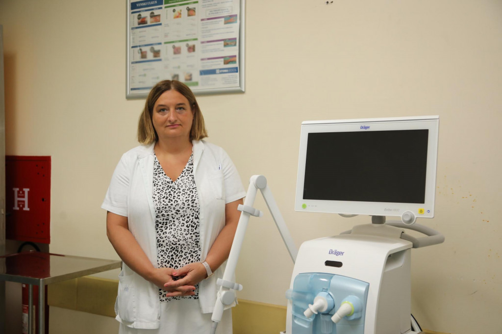 Anesteziolog dr Marija Doršner, voditelj Odjela intenzivne njega Opće bolnice Dubrovnik kraj jednog od 15 bolničkih respiratora