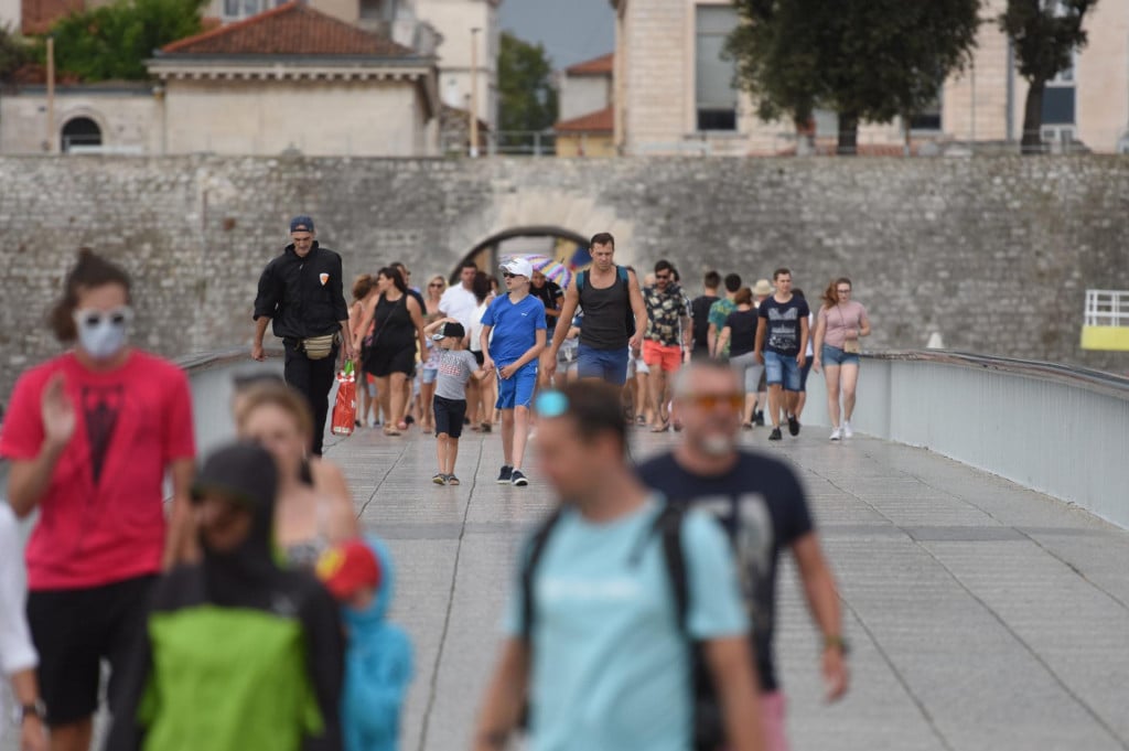 Zadar, 180820.&lt;br /&gt;
Turisti setaju po kisi na zadarskom mostu.&lt;br /&gt;