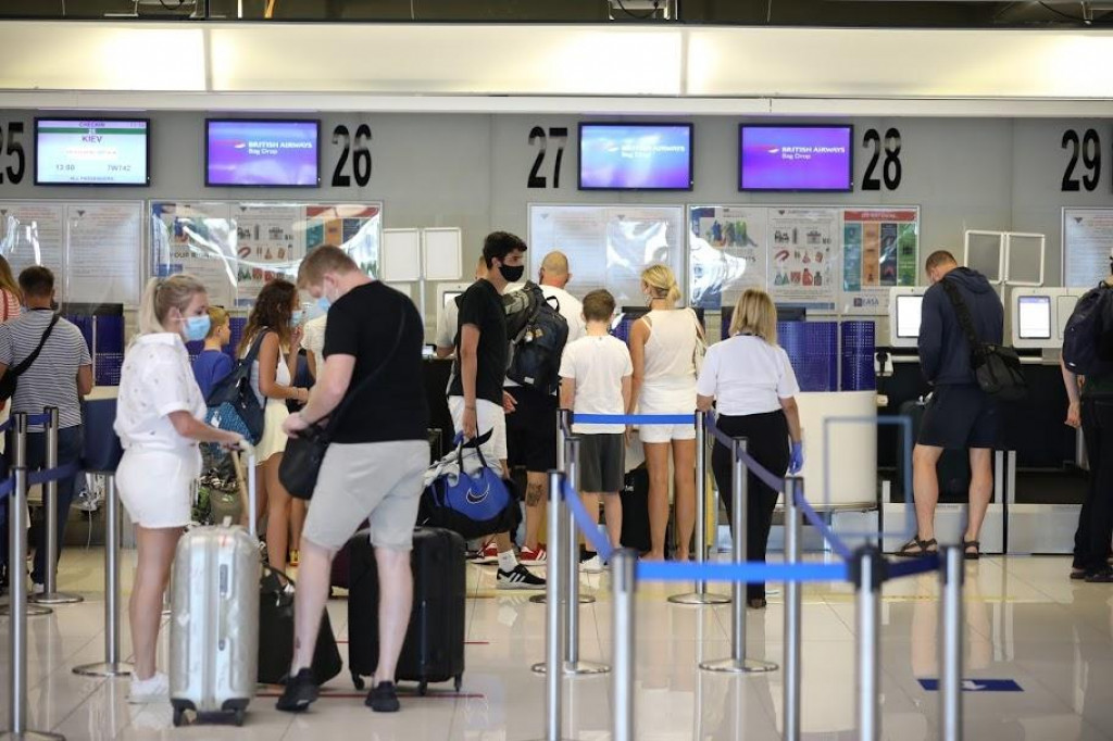 Odlazak engleskih turista s  dubrovačkog aerodroma nakon odluke britanske vlade o stavljanju Hrvatske u crvenu zonu