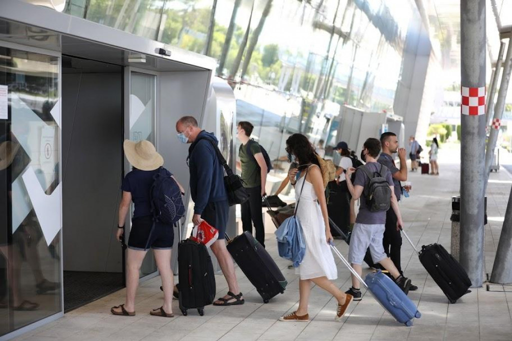 Odlazak engleskih turista s aerodroma nakon odluke britanske vlade o stavljanju Hrvatske u crvenu zonu