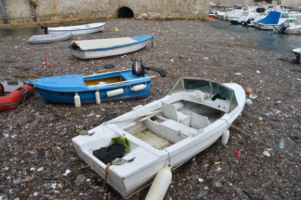 Jadransko more suočeno je i s velikim utjecajima prekomjernog ribolova, a onečišćenje plastikom i naftom s ispuštanjem otpadnih voda, izravno utječe na degradaciju obalnih i morskih ekosustava