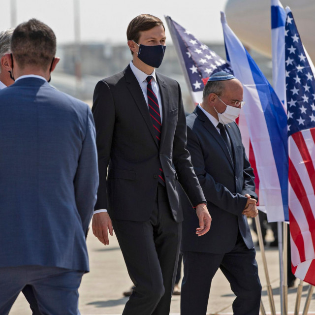Savjetnik američkog predsjednika Jared Kushner s ostalim je članovima izraelsko-američke delegacije sletio na aerodrom Ben Guiron u Tel Avivu. Odatle će za Abu Dabi<br />
<br />
<br />
&nbsp;