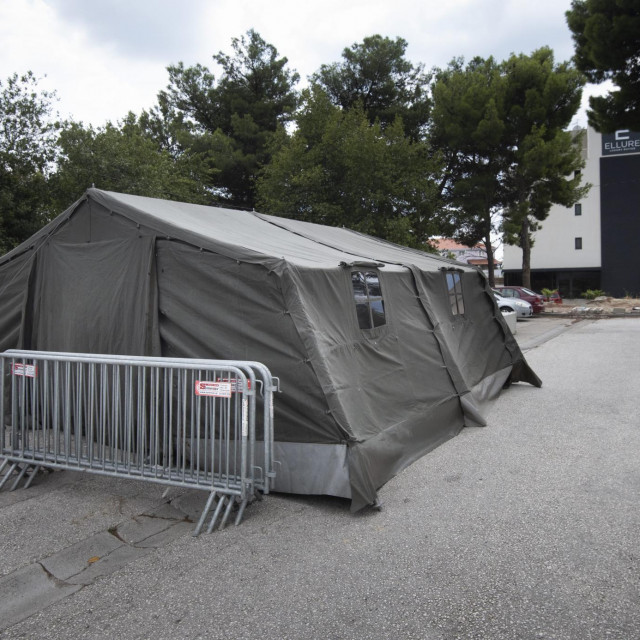 Uz zgradu plućnog odjela na Firulama su postavljeni šatori za prijem pacijenata pod sumnjom da su pozitivni 