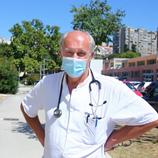 Predstojnik Zavoda za infektivne bolesti splitskog KBC-a dr. Ivo Ivić ispred bolnice održao je konferenciju za medije&lt;br /&gt;
 