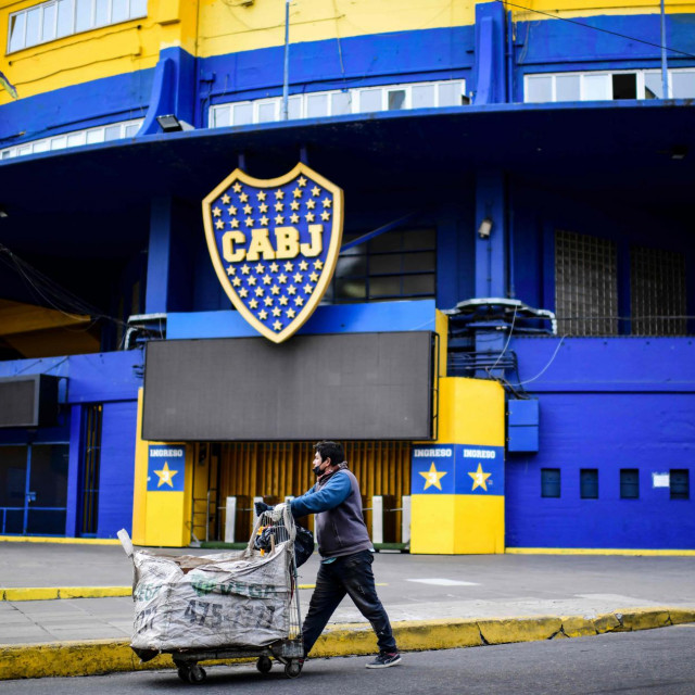 (FILES) In this file picture taken on July 9, 2020 a recycler pushes his cart past Boca Juniors&amp;#39; La Bombonera stadium in La Boca neighbourhood in Buenos Aires, amid the COVID-19 novel coronavirus pandemic. - Boca Juniors suspended training for 72 hours and implemented isolation measures on August 31, 2020 after detecting several cases of COVID-19, the club reported. (Photo by Ronaldo SCHEMIDT/AFP)