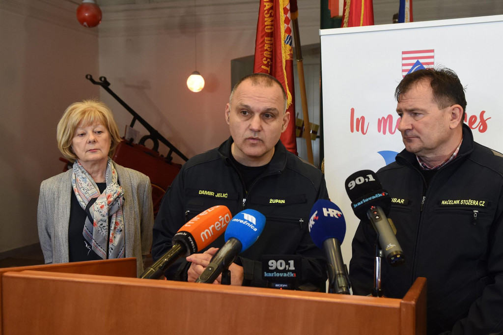 Donedavni župan Karlovačke županije Damir Jelić na tiskovnoj konferenciji Kriznog stožera u ožujku (u sredini)