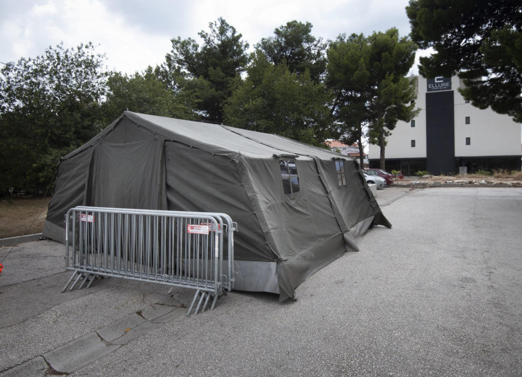 Uz zgradu plućnog odjela na Firulama su postavljeni šatori za prijem pacijenata pod sumnjom da su pozitivni 