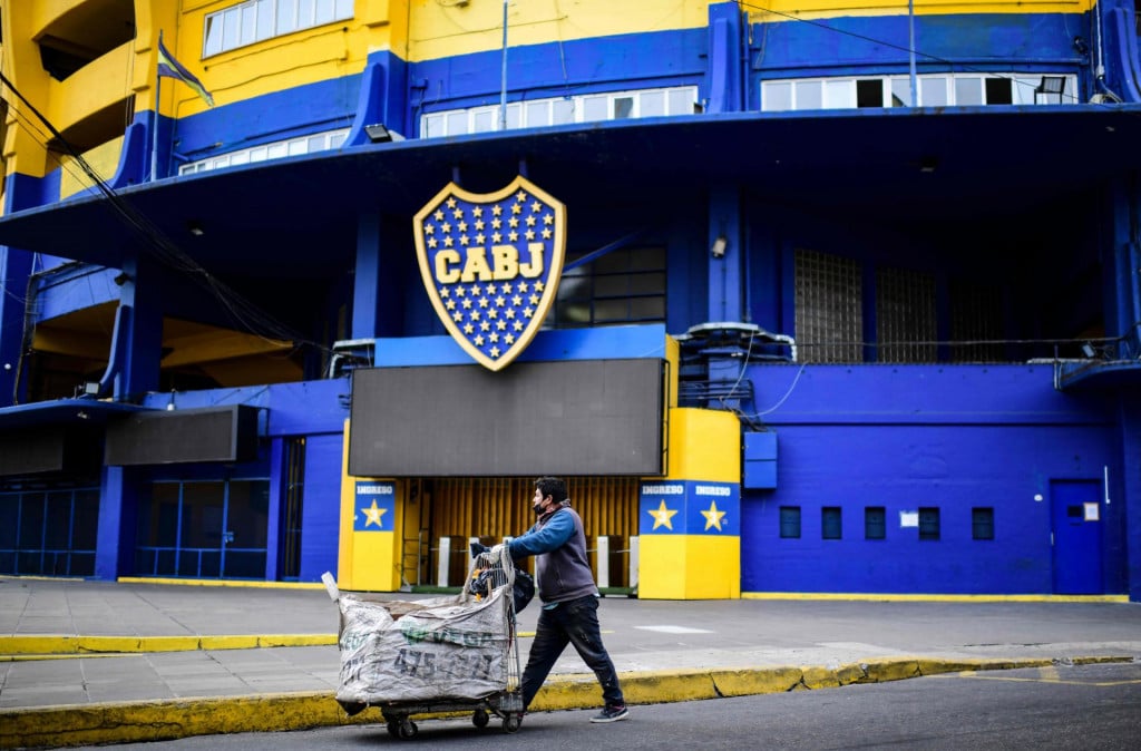 (FILES) In this file picture taken on July 9, 2020 a recycler pushes his cart past Boca Juniors&amp;#39; La Bombonera stadium in La Boca neighbourhood in Buenos Aires, amid the COVID-19 novel coronavirus pandemic. - Boca Juniors suspended training for 72 hours and implemented isolation measures on August 31, 2020 after detecting several cases of COVID-19, the club reported. (Photo by Ronaldo SCHEMIDT/AFP)