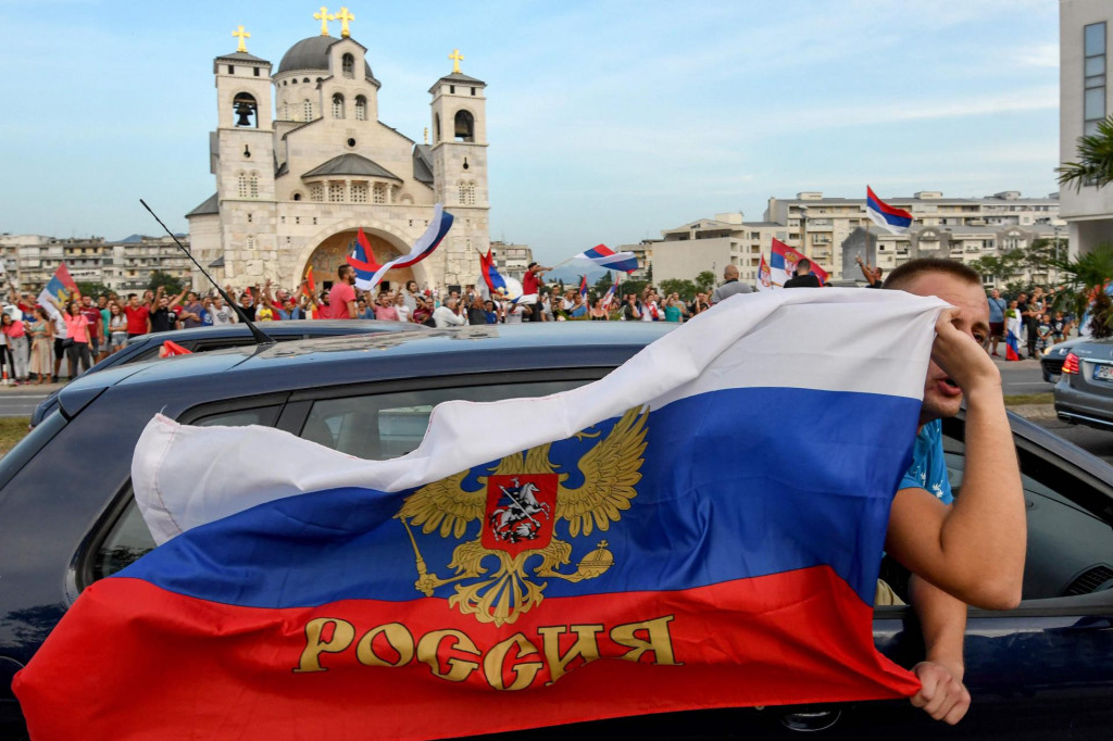 Pristaše oporbe slave izborne rezultate uz - ruske zastave
