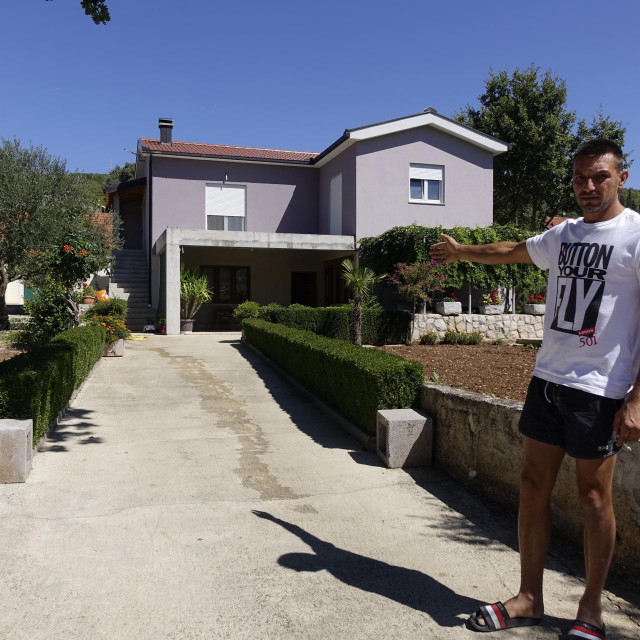 35-godišnji Bože Đerek pokazuje mjesto ispred svoje kuće gdje je parkirao svoga renaulta meganea, tik ispod prozora spavaće sobe