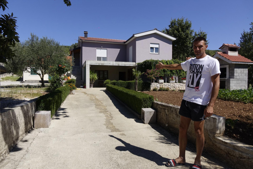 35-godišnji Bože Đerek pokazuje mjesto ispred svoje kuće gdje je parkirao svoga renaulta meganea, tik ispod prozora spavaće sobe