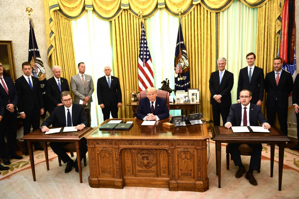 Vučić, Trump i Hori u Bijeloj kući na potpisivanju sporazuma