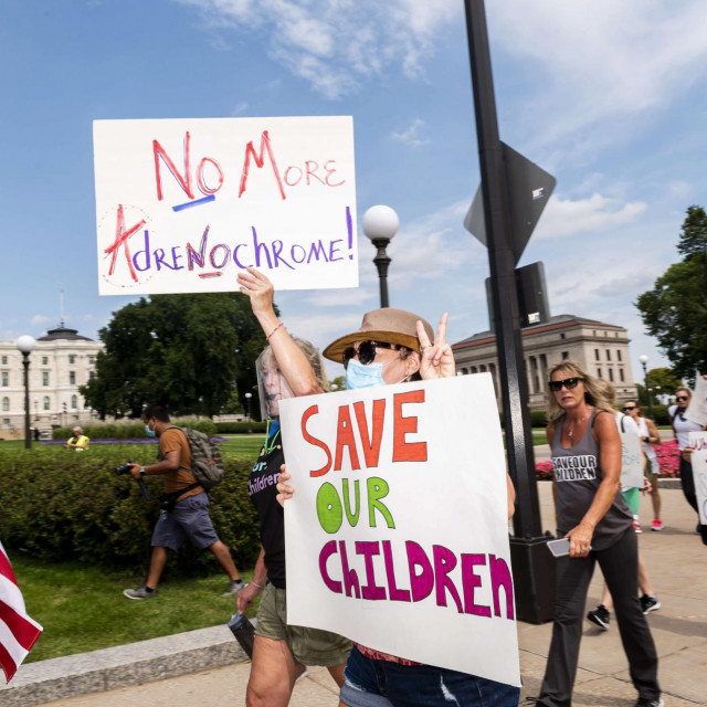 Detalj s prosvjeda ”Save the Children” održanog u Minnesoti koncem kolovoza&lt;br /&gt;
 