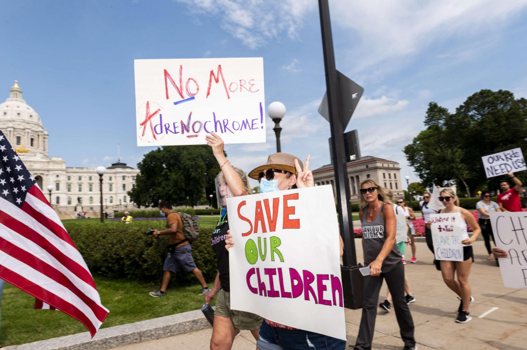 Detalj s prosvjeda ”Save the Children” održanog u Minnesoti koncem kolovoza&lt;br /&gt;
 