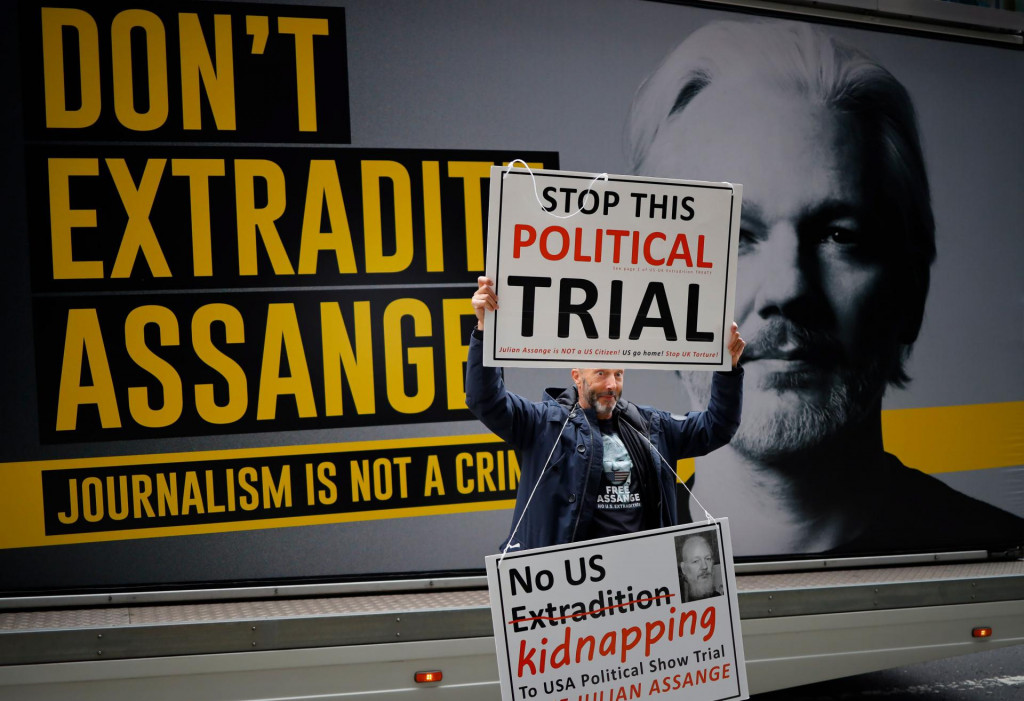 Assange, kao da je najgori zlotvor, nalazi se u zloglasnom zatvoru Belmarsh, ni uporni demonstranti ne uspijevaju mu pomoći