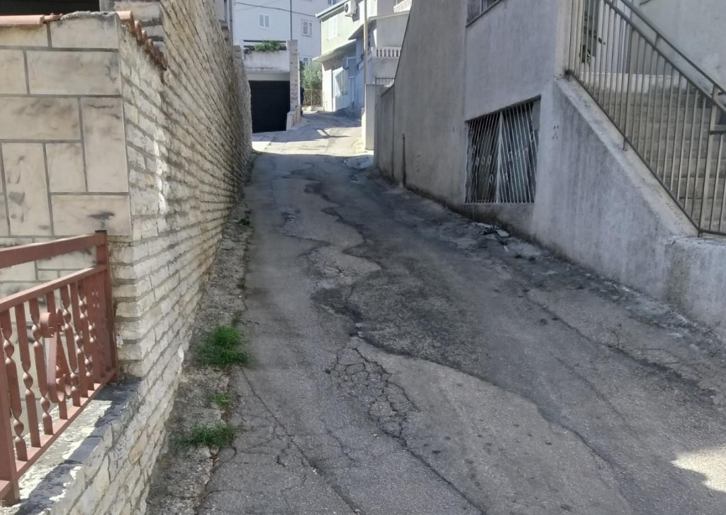Ova ulica stvarno vapi za novim asfaltom